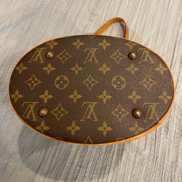 Genuine Vintage Louis Vuitton Bucket bag PM
Height 10.5” width 6.25” base 8.75” - Picture 8 of 16